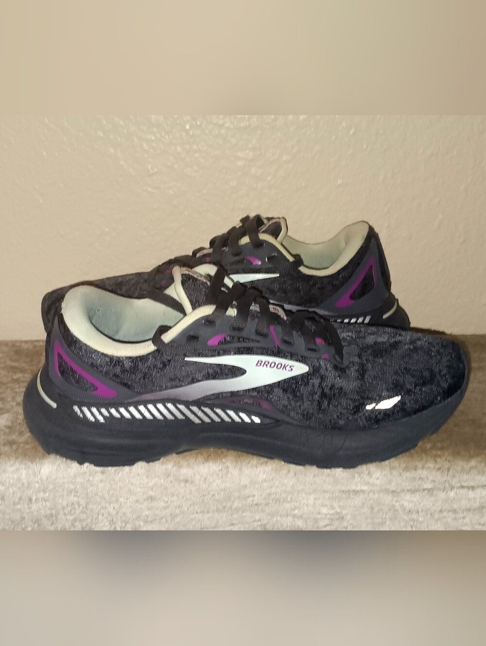 Brooks Adrenaline GTS 23 with small tear on the outter heal as seen in picture. - Picture 3 of 7